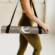 Carica l&#39;immagine nel visualizzatore di Gallery, Lightweight, portable, and slick-looking, you&#39;ll want to take the Barre Eclipse Travel Mat everywhere! Heck, we took ours to Greece and filmed the Refresh series with it!
